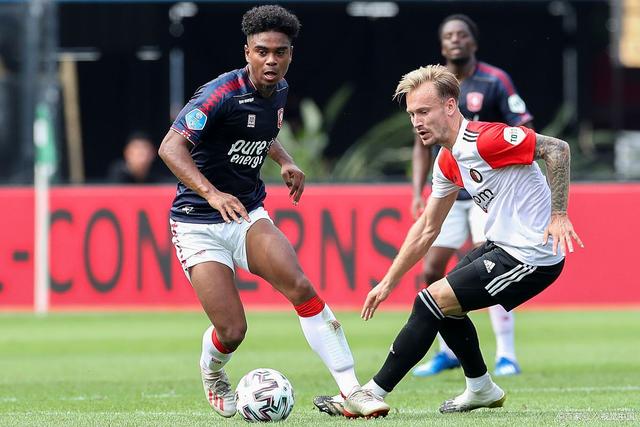 他在右后卫 他在右后卫